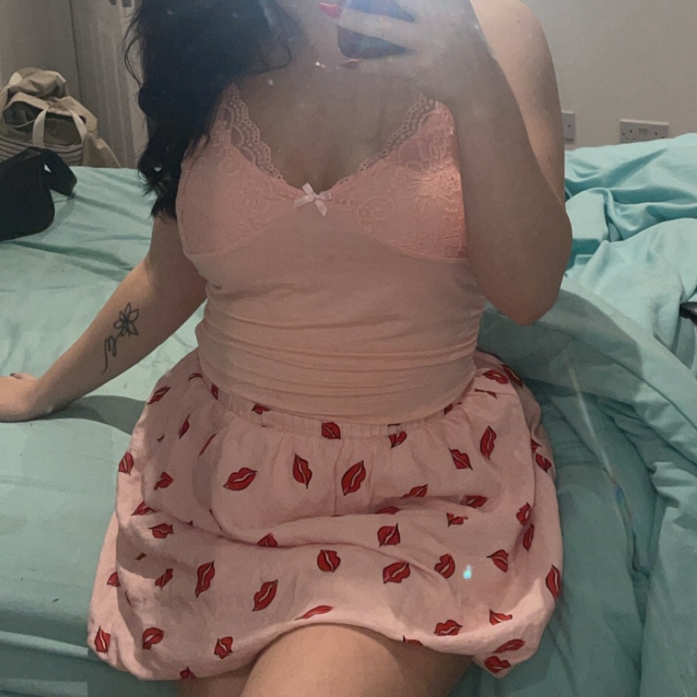 Chic Pink Lip Print Mini Skirt